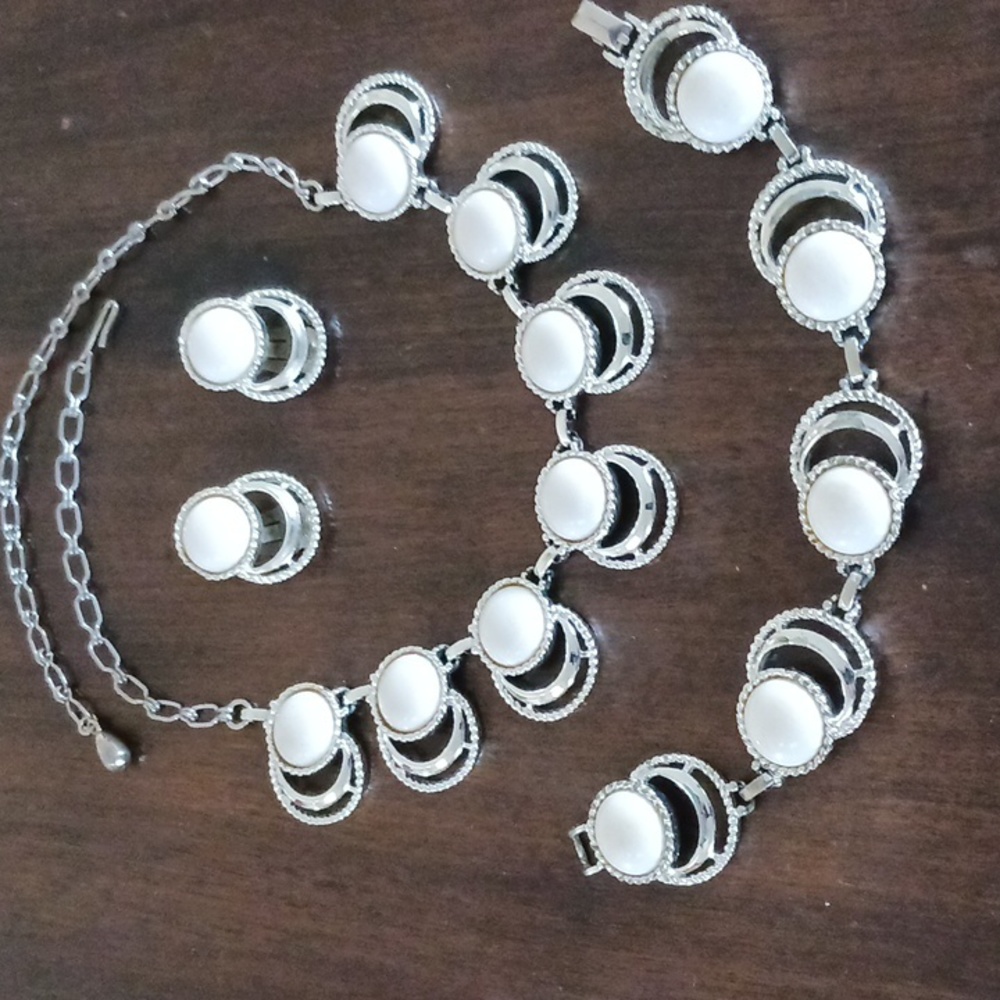 Sarah Coventry a Full Parure Choker, Bracelet, Clip Earrings White Silvertone